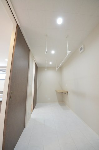 宮島口上一丁目の収納|雨の日も、風の強い日も、夜間でも。ランドリースペースがあればお天気を気にせずいつでも洗濯物を干せます。外出中の急な雨でも安心です。