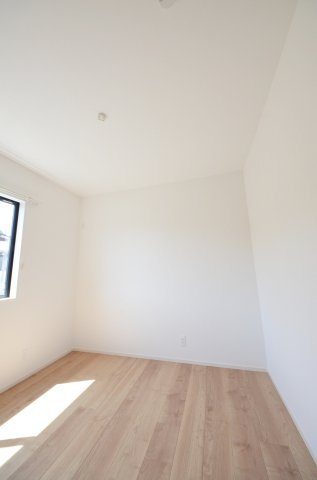 宮島口上一丁目の洋室|各居室に機能的なクローゼットを完備。タンスなどの大型家具を買い足す必要がないため、お部屋の面積を最大限に活かせます。