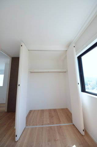 宮島口上一丁目の収納|各居室に機能的なクローゼットを完備。タンスなどの大型家具を買い足す必要がないため、お部屋の面積を最大限に活かせます。