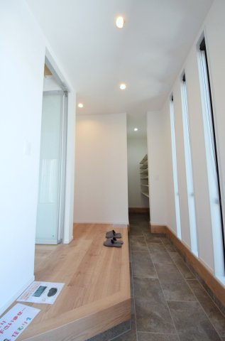 宮島口上一丁目の玄関|玄関にはシューズボックスと土間収納もあり。玄関周りの収納スペースもしっかり確保されています。