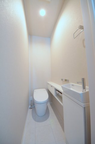宮島口上一丁目のトイレ|タンクレスの為、トイレ空間が見違えるほど広々。圧迫感がなくなり、これまで置けなかった観葉植物やインテリアを楽しめます。
