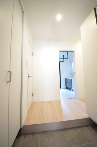 江波二本松2丁目の玄関|玄関にはシューズボックスと土間収納もあり。
玄関周りの収納スペースもしっかり確保されています。