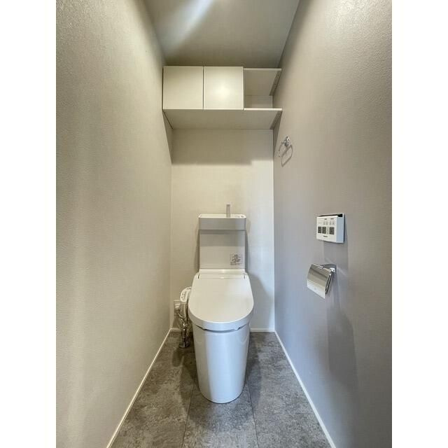 エスパシオ六条のトイレ|落ち着いた色調のトイレです