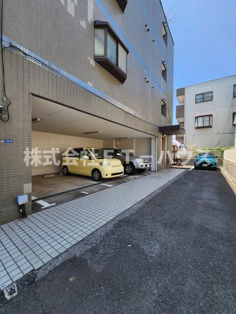 シャインドミールの駐車場