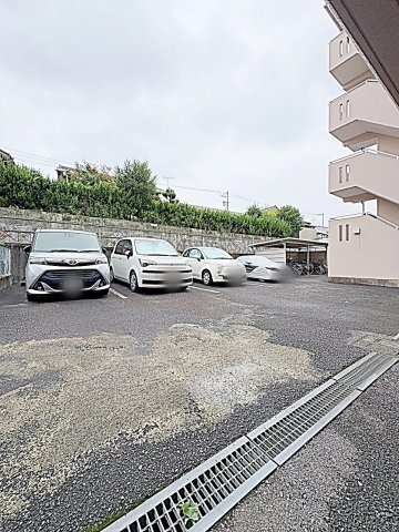 浅井マンションの駐車場