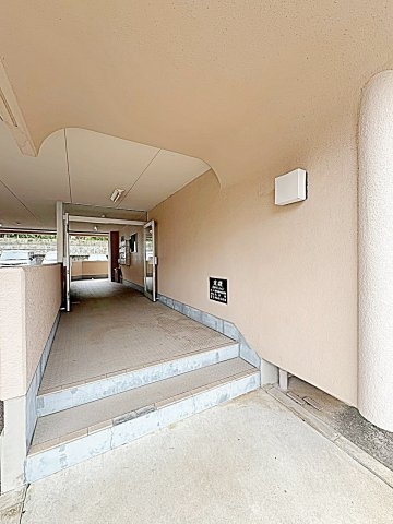 浅井マンションのエントランス