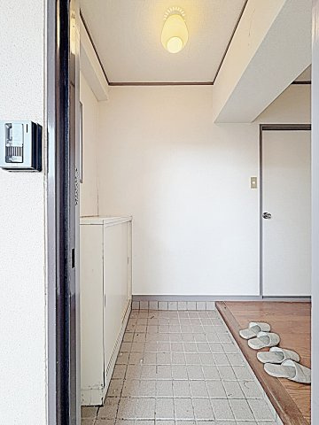 浅井マンションの玄関