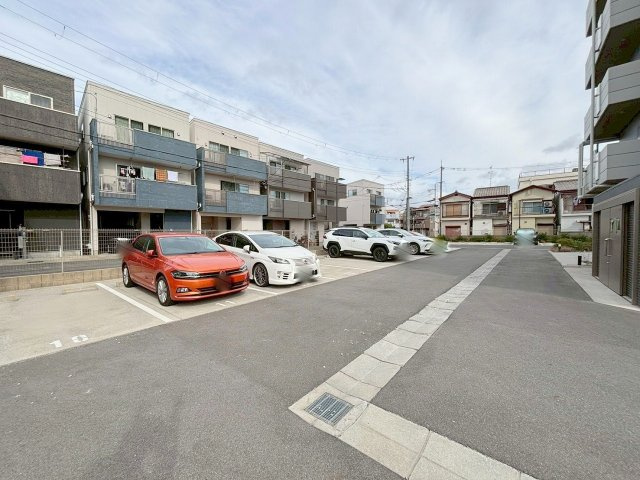 プレサンスブルーム東三国の駐車場
