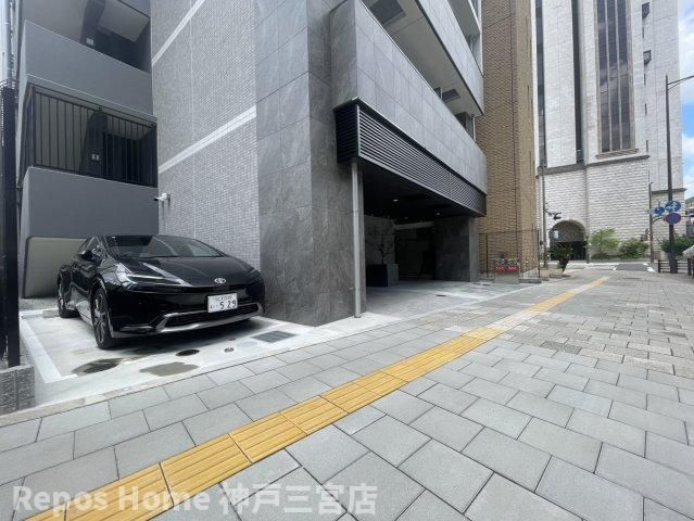 ソルテラス神戸栄町通の駐車場