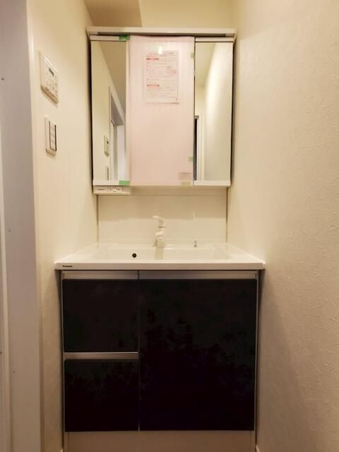 ＣＯＮＣＲＥＴＥ　ＣＲＡＢ　ＨＯＵＳＥ　Ｕｒｂｓの洗面所|スペースが確保できる洗面所です