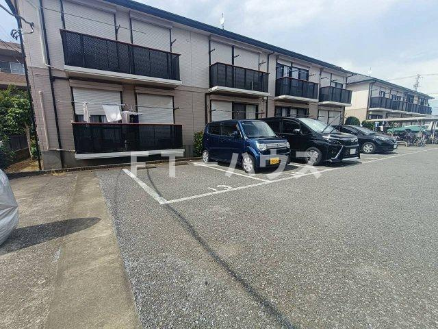 フローラコート弐番館の駐車場