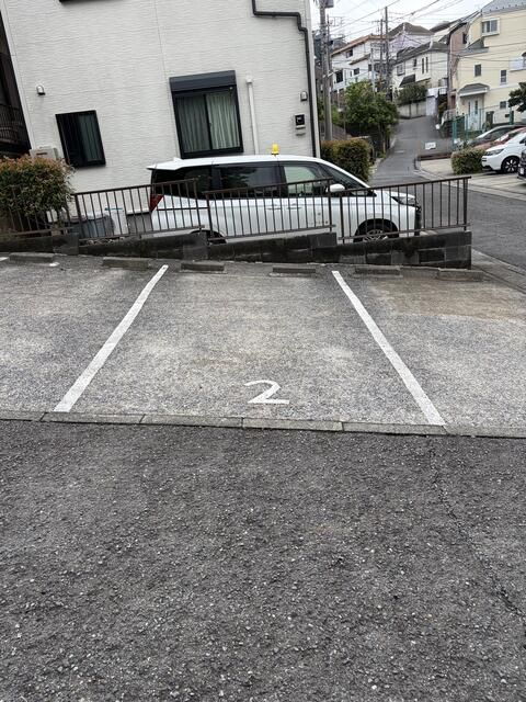ライオンズヒルズ東戸塚の駐車場