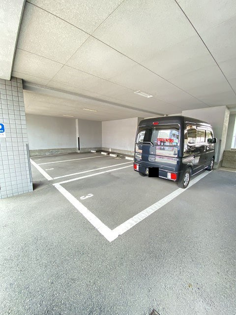尼崎市南塚口町３丁目のアパートの駐車場|駐車場に車を止められます