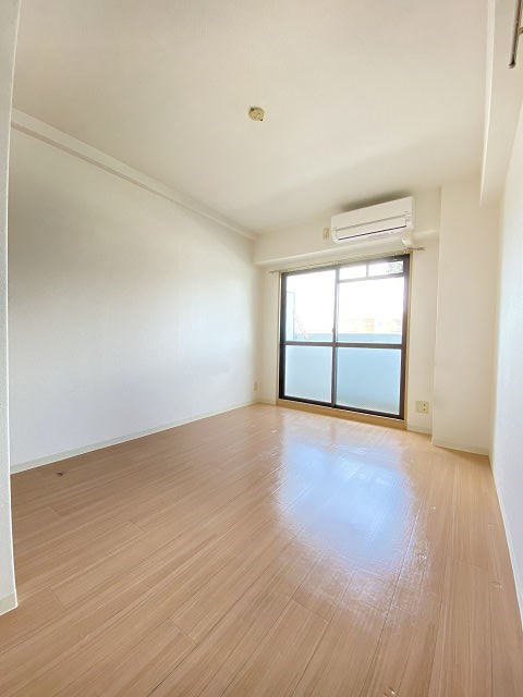 尼崎市南塚口町３丁目のアパートの居間・リビング|こちらの居間で趣味の時間をお楽しみください