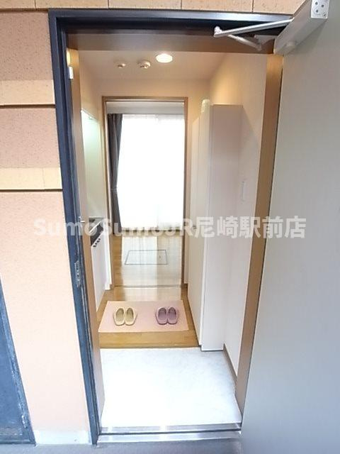 プルス塚本ドゥーエの玄関|明るい玄関です