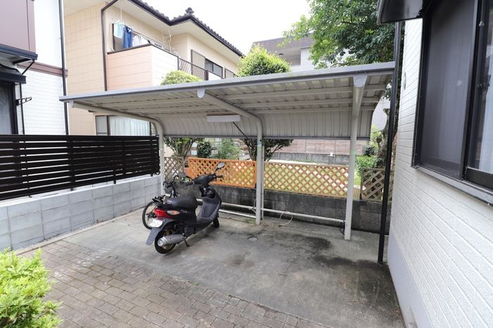 セジュール クレスト B棟のエントランス|駐輪場に自転車も停められます♪