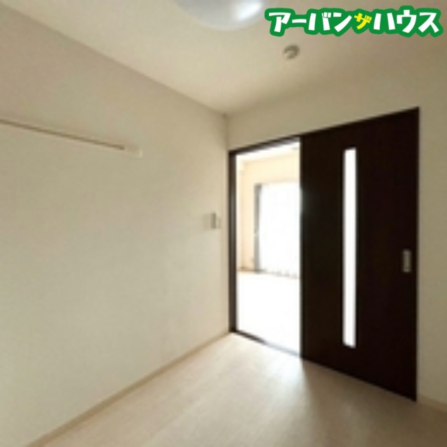 サンセール東古松の洋室