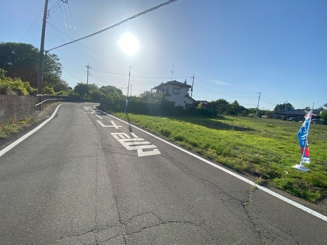 比企郡鳩山町大豆戸　売地の前面道路含む現地写真