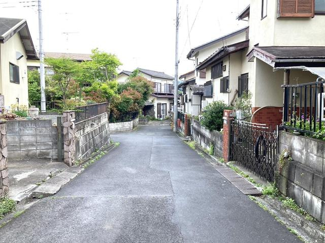 ときがわ町関堀　中古売戸建の前面道路含む現地写真