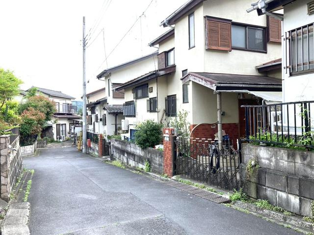 ときがわ町関堀　中古売戸建の前面道路含む現地写真