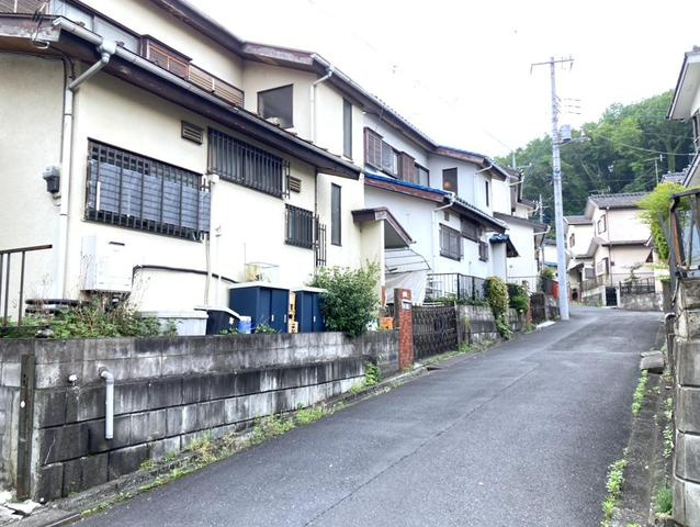 ときがわ町関堀　中古売戸建の前面道路含む現地写真