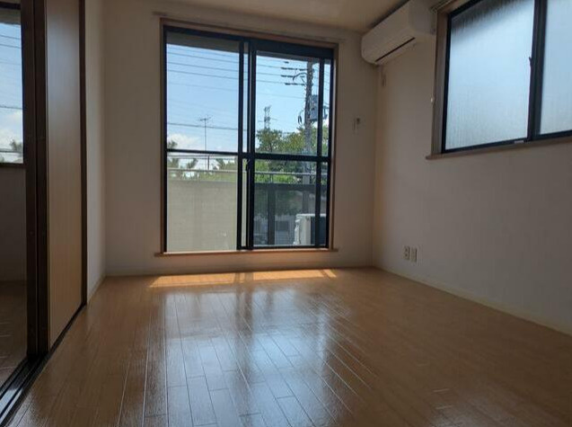 府中市西原町４丁目のアパートの居間・リビング
