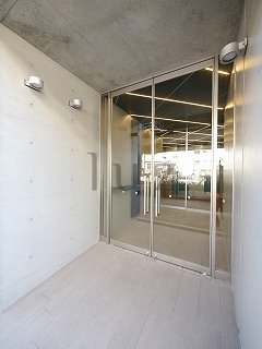 ズーム横濱EASTのエントランス