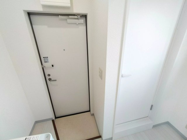 AP112 パレス中川IIの玄関