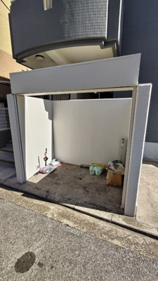 ゴミ置き場は敷地内です。
