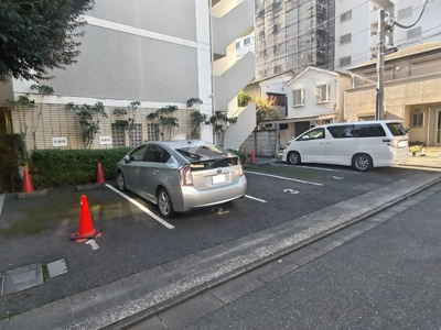 ★敷地内駐車場★（空き状況・使用料等詳細はご確認下さい）