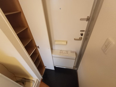 【玄関】 | レオパレスセジュール新保 | 玄関には下駄箱スペースがあります。