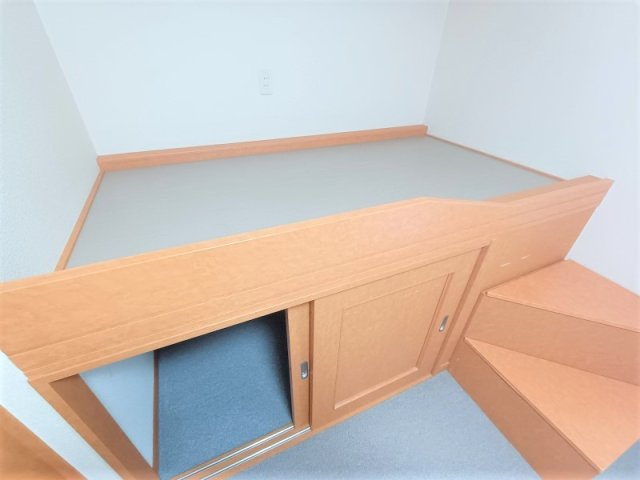 【その他】 | レオパレスセジュール新保 | ベッドの下は収納スペースです。
