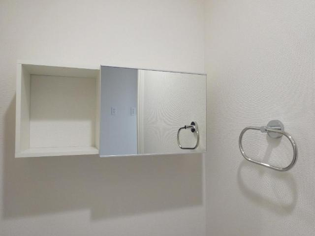 スカイウェストのトイレ|トイレ戸棚（鏡付）
