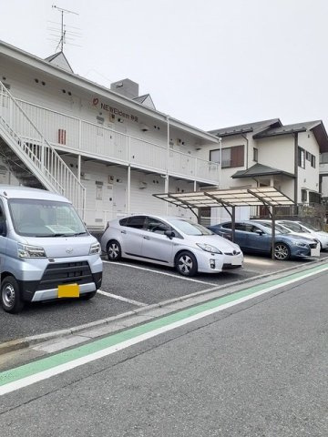 ニューエルデム仲田の駐車場