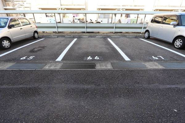 ビレッジハウス山北4号棟の駐車場
