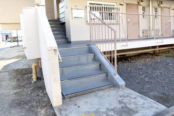 ビレッジハウス山北4号棟のエントランス