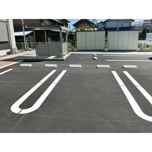 各務原市鵜沼三ツ池町２丁目のアパートの駐車場