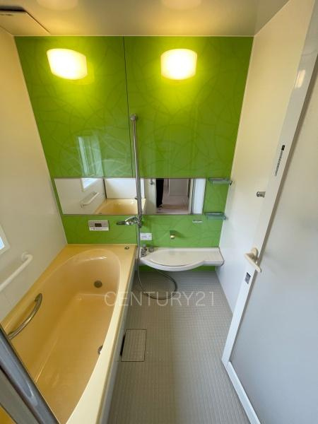 前橋市小屋原町中古一戸建ての浴室|ゆったりと寛げる大型バスタブ。
足を伸ばしたまま入浴可能です。