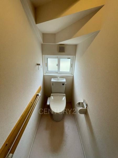 前橋市小屋原町中古一戸建てのトイレ|１階トレイです。
温水シャワー洗浄機能付きです。
手摺り付きです。