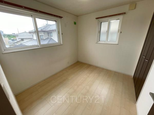 前橋市小屋原町中古一戸建ての洋室|２面採光の明るい洋室です