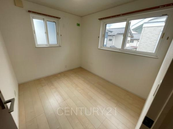 前橋市小屋原町中古一戸建ての洋室|２面採光の明るい洋室です