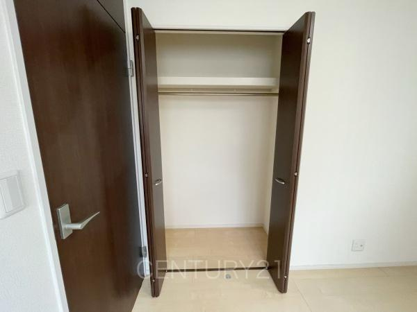 前橋市小屋原町中古一戸建ての収納|ハンガーパイプ付きクローゼットです