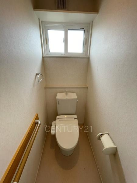 前橋市小屋原町中古一戸建てのトイレ|２階トイレです。
温水シャワー洗浄機能付き。
手摺り付きです。
