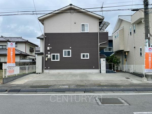 前橋市小屋原町中古一戸建ての前面道路含む現地写真|並列駐車可能な駐車場