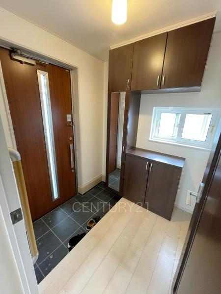 前橋市小屋原町中古一戸建ての玄関|シューズボックス付きの玄関です。