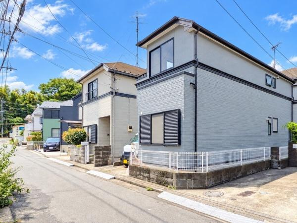 横浜市港北区新吉田町の中古一戸建の前面道路含む現地写真|陽当りの良さが伝わります。
是非一度、現地へ起こしください。

