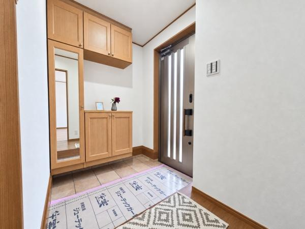 横浜市瀬谷区二ツ橋町の中古一戸建の玄関|収納豊富な玄関です。
この明るい玄関が気持ちよく家族を迎え入れます♪