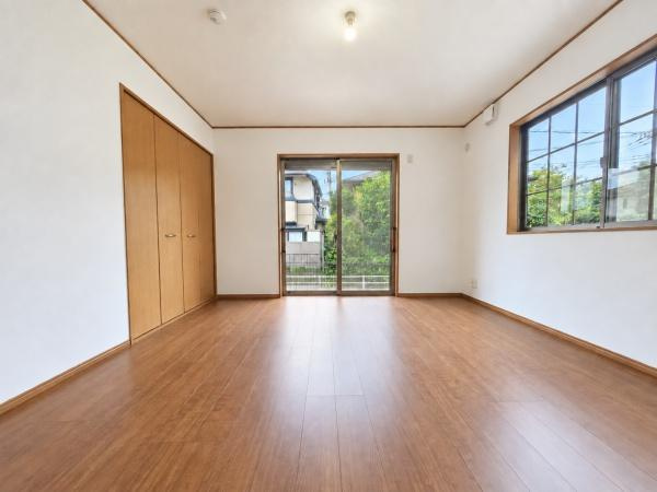 横浜市瀬谷区二ツ橋町の中古一戸建の洋室|二面採光の明るく、落ち着きのある洋室！
休日はこちらでおくつろぎ下さい♪