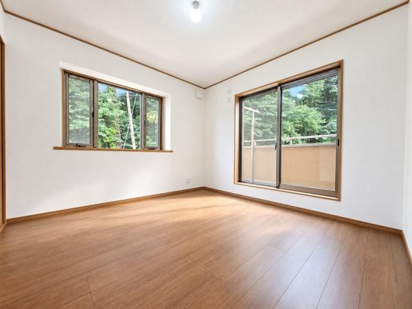 横浜市瀬谷区二ツ橋町の中古一戸建の洋室|窓からの光が嬉しい洋室です。
収納もあり、荷物が多い方にも安心です♪
