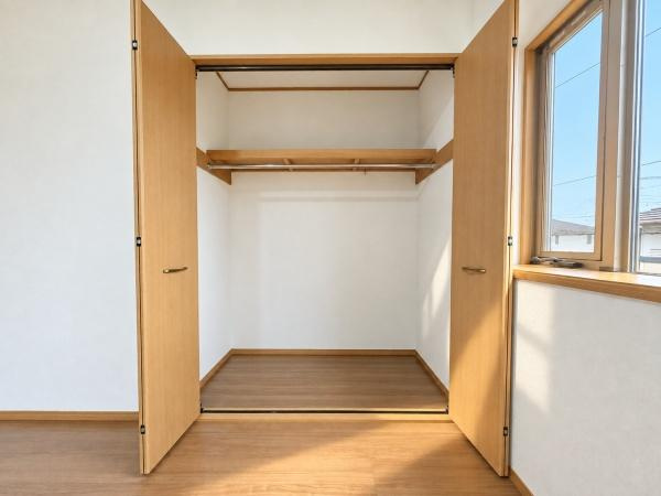 横浜市瀬谷区二ツ橋町の中古一戸建の収納|各室収納付きです。
これだけ収納があると助かりますね！